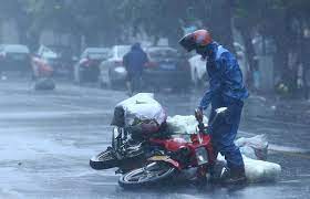 تردد موتورسیکلت حین بارندگی ممنوع است
