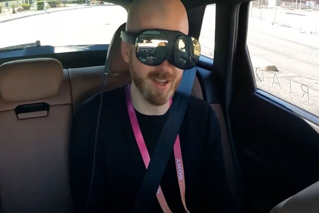 تجربه استفاده از هدست واقعیت مجازی در یک خودروی خودران