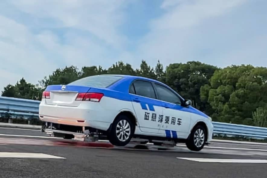 چینی‌ها خودروی پرنده را آزمایش می‌کنند