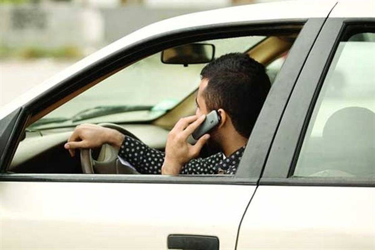 صدور ۲ جریمه برای صحبت با موبایل هنگام رانندگی