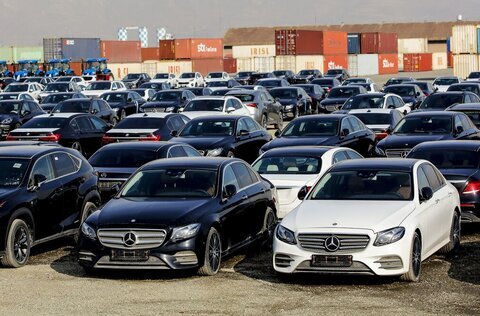 واردات خودروهای یک میلیاردی، بازار را تنظیم نمی‌کند