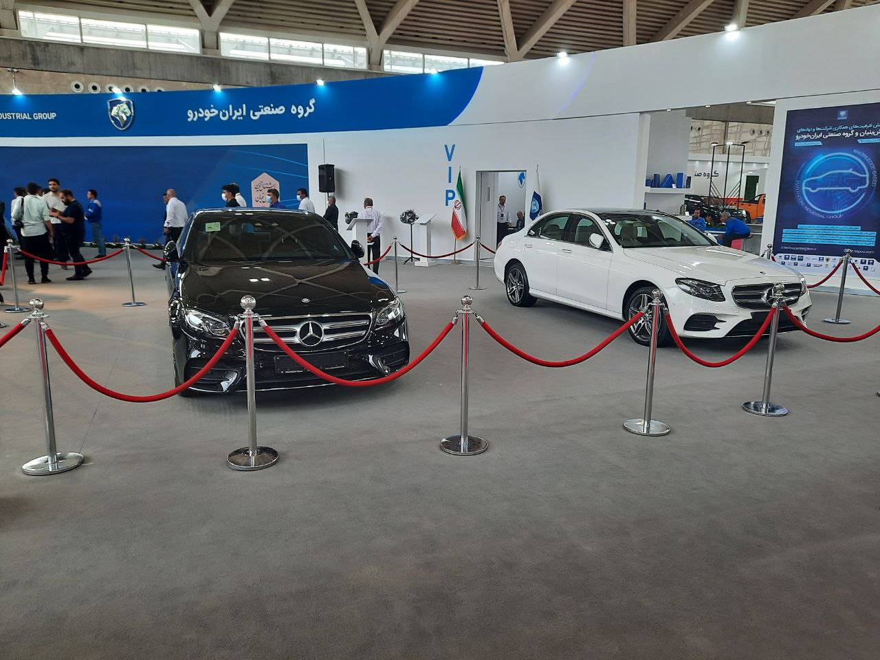 یک مهمان خاص در نمایشگاه خودروی تهران / عکس