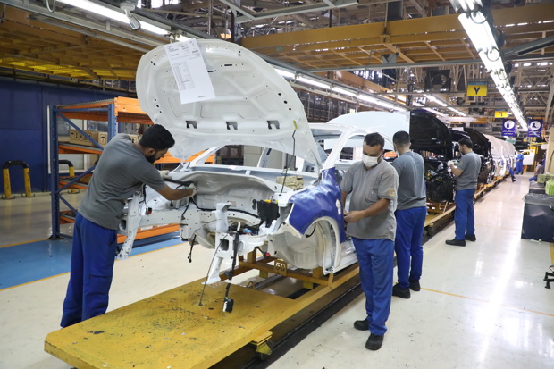 رشد ۱۸ درصدی تولید ایران‌خودرو و عزم این شرکت برای تداوم تولید