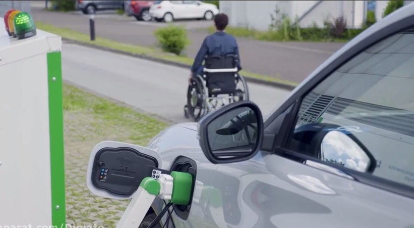 رباتی که خودروی برقی معلولان را شارژ می‌کند